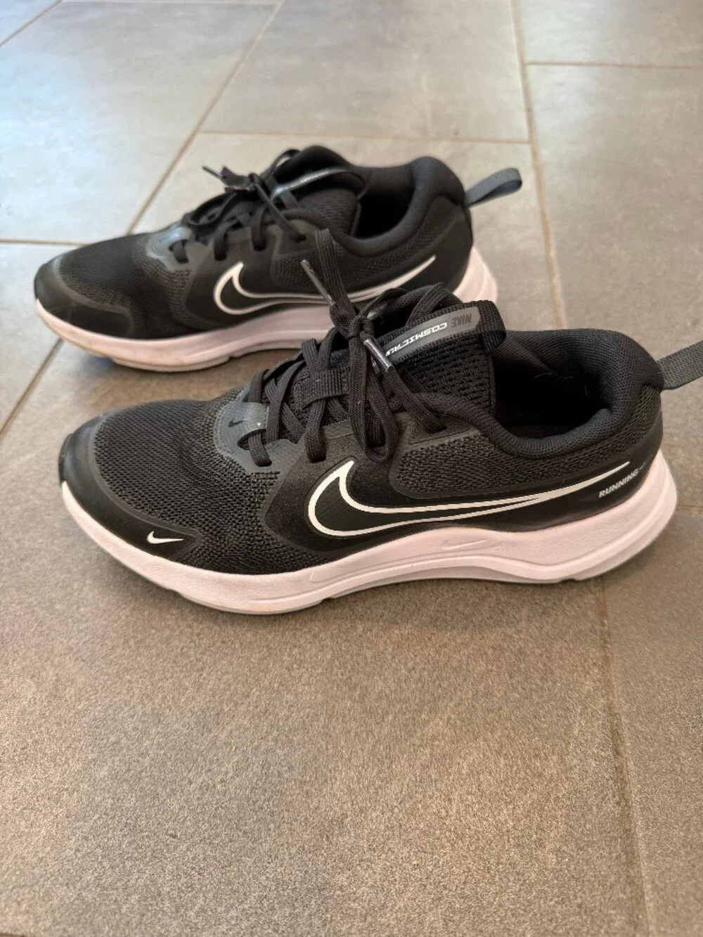 Nike Cosmic Runner Boys Shoe Size 5 Y Black